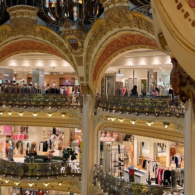 image of the list a trip to paris - stores & hotels.