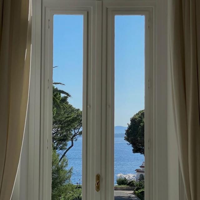 image of the list St tropez