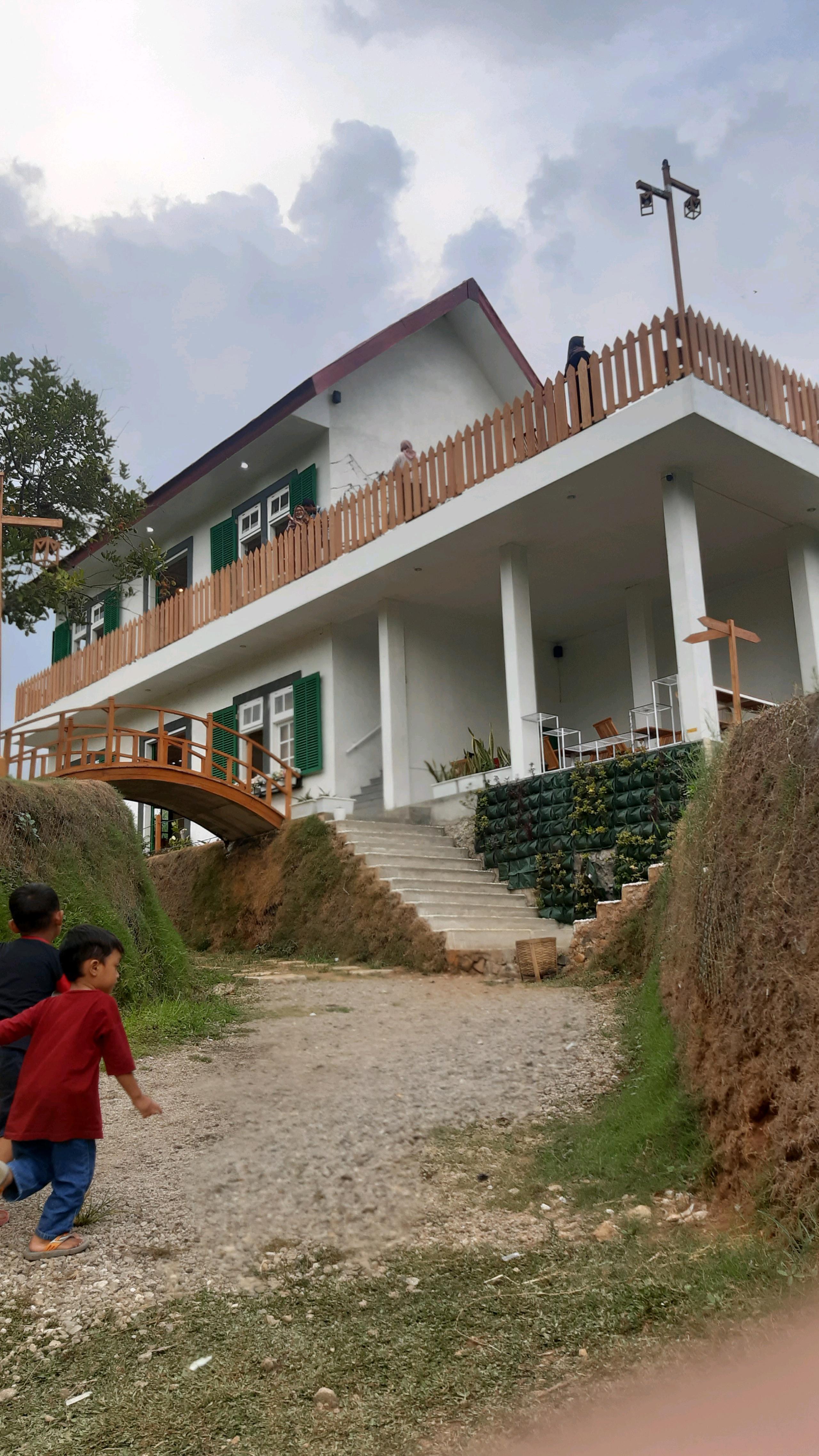 image of Kalenan Cafe and Resto Sawahan
