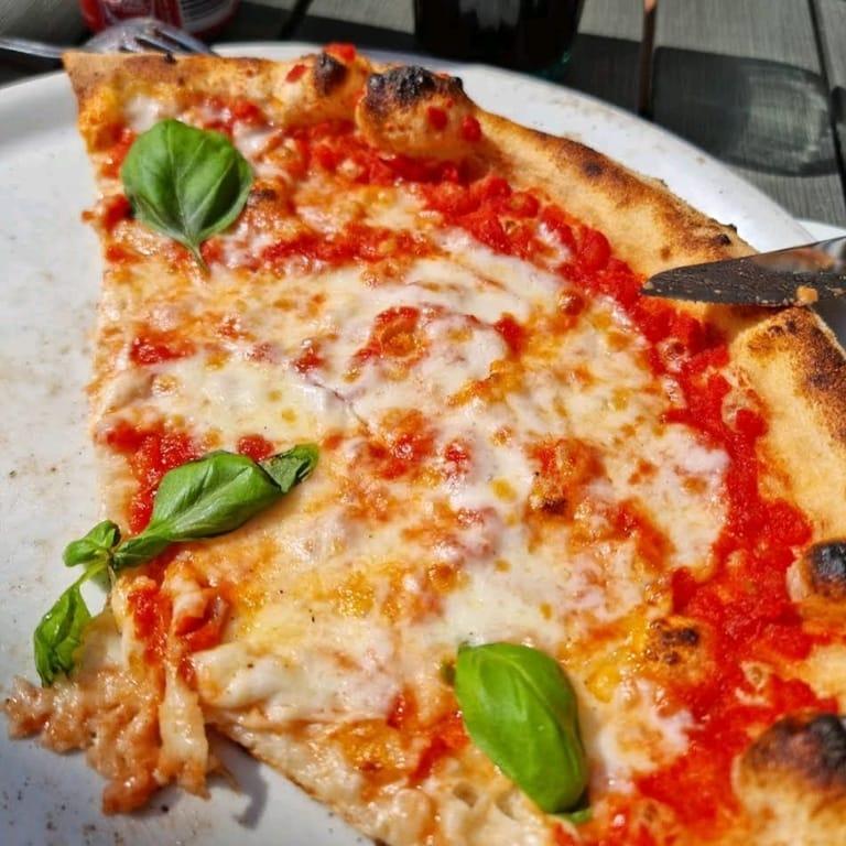 image of Oliveriet - Äkta Italiensk Pizzeria, Restaurang Och Deli