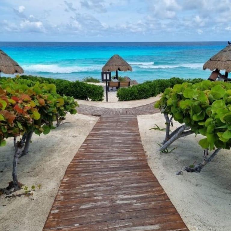 image of Playa Delfines