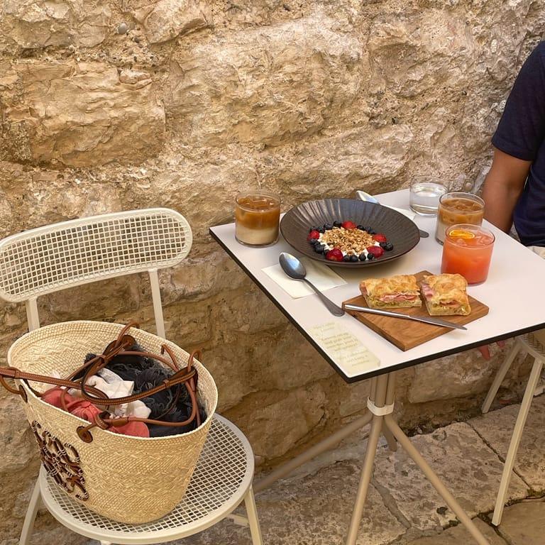 image of Coffee Snob - Specialty Coffee & Pastry